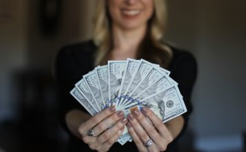 Ile trzeba zarabiać żeby godnie żyć w Polsce?