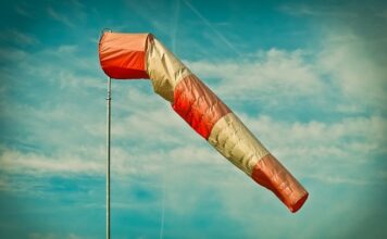 Jak podłączyć czujnik ruchu do lampy zewnętrznej?